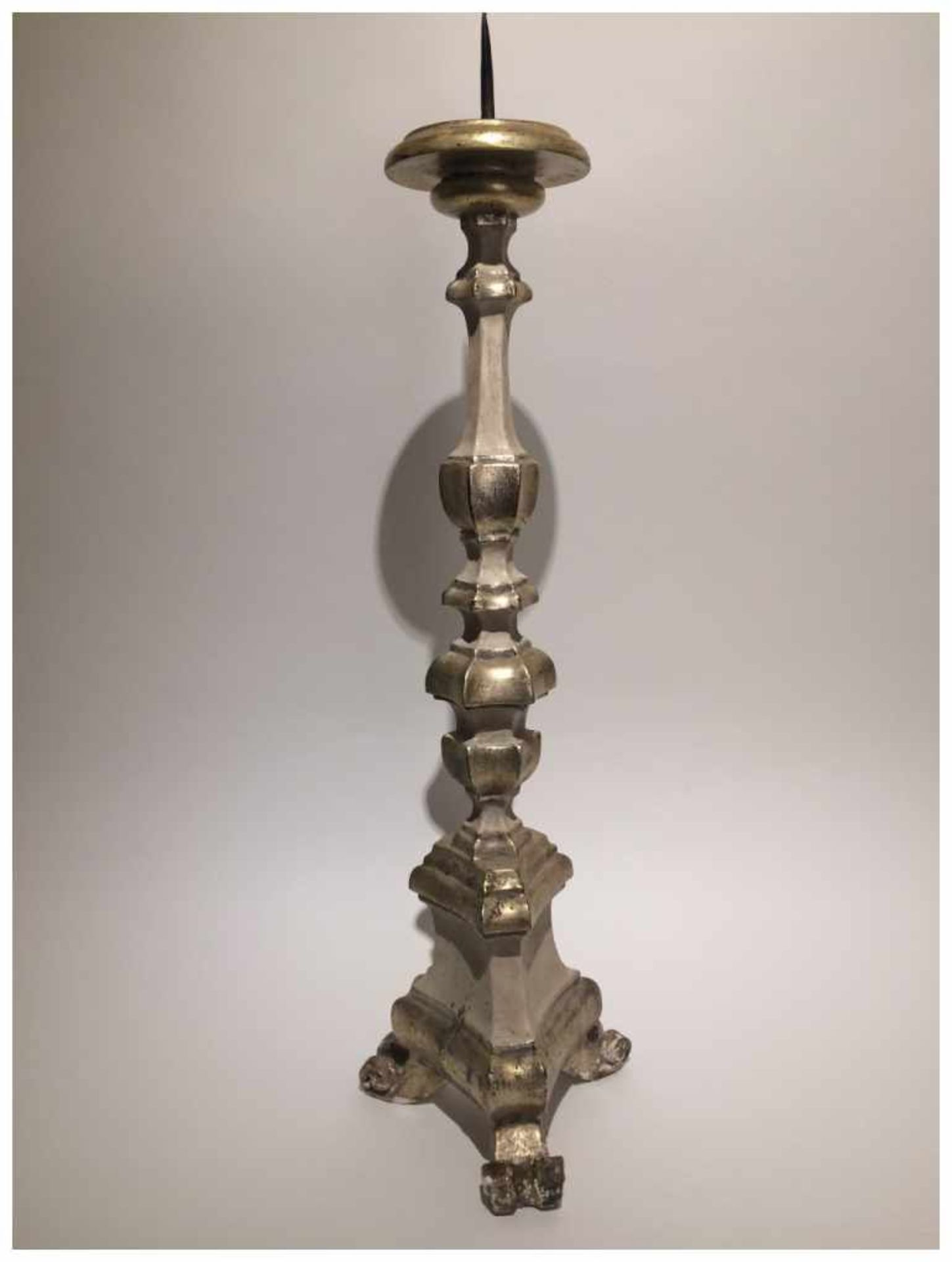 BAROCKER KERZENSTÄNDER, grundiertes und bemaltes Holz/Metall, 18. Jahrhundert. Kerzenständer aus der - Bild 3 aus 4