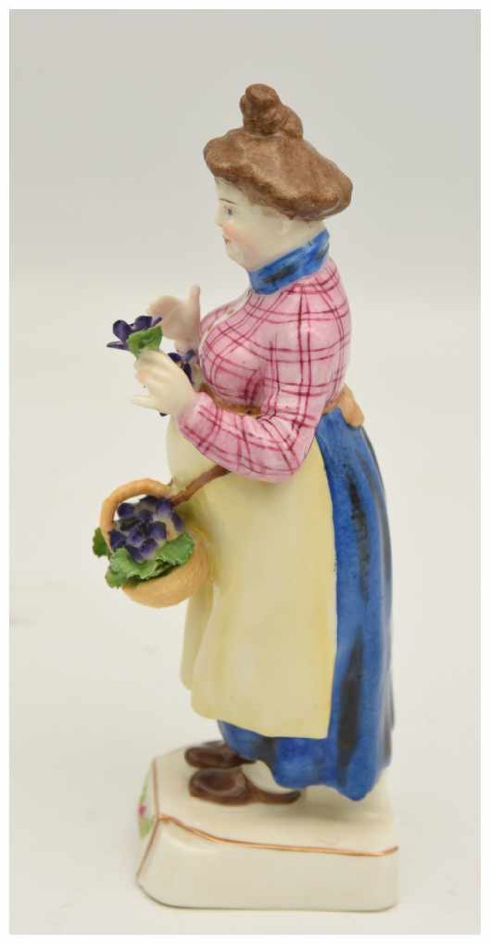 LUDWIGSBURG PORZELLAN, "Veilchen-Verkäuferin", bemaltes und glasiertes Porzellan, gemarkt,1. - Bild 4 aus 6