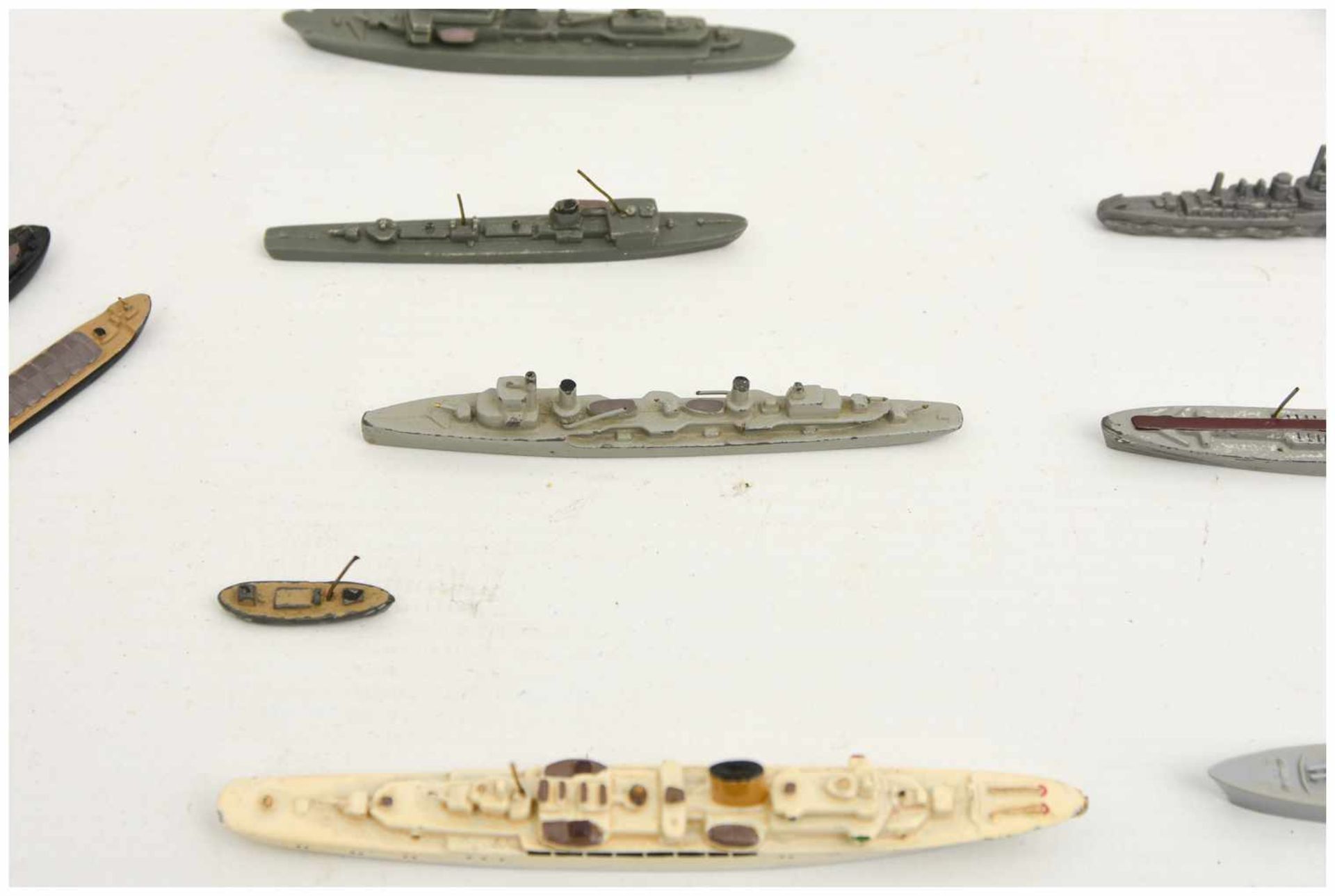 HAFEN-ANLAGE MIT ZUBEHÖR, Kriegsschiffe/Zerstörer etc. bemaltes Holz/Plastik/Metall/Glas, teils - Bild 11 aus 13