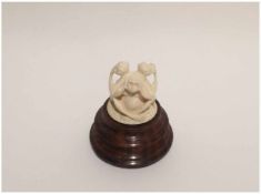 DIE DREI WEISEN AFFEN, Bein auf Holzsockel, Japan, 20. Jahrhundert. Netsuke der drei Affen, die