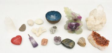 KONVOLUT MINERALIEN UND HALBEDELSTEINE, u.a. Korallen, Amethyst, Quarze, 20. Jahrhundert