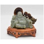 PU-TAI, Buddha aus Jade, auf Holzsockel, China 20. Jahrhundert Neben ihm eun Adorant und hinter