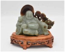 PU-TAI, Buddha aus Jade, auf Holzsockel, China 20. Jahrhundert Neben ihm eun Adorant und hinter