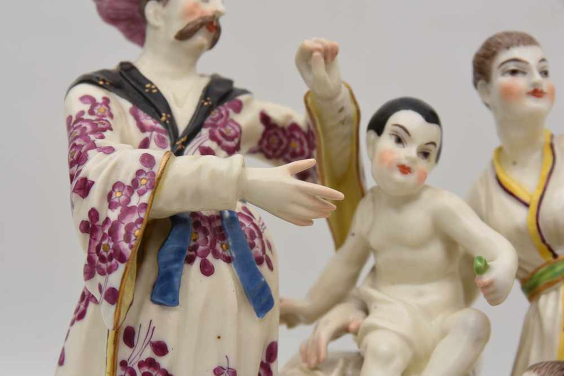 FIGURENGRUPPE "CHINESISCHE FAMILIE", polychrom bemaltes glasiertes Porzellan nach Meissen-Modell - Bild 3 aus 8