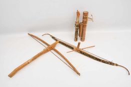 ARMBRUST UND BOGEN, beschhnitztes Holz handbemalt, frühes 20. Jahrhundert Armbrust und Bogen mit