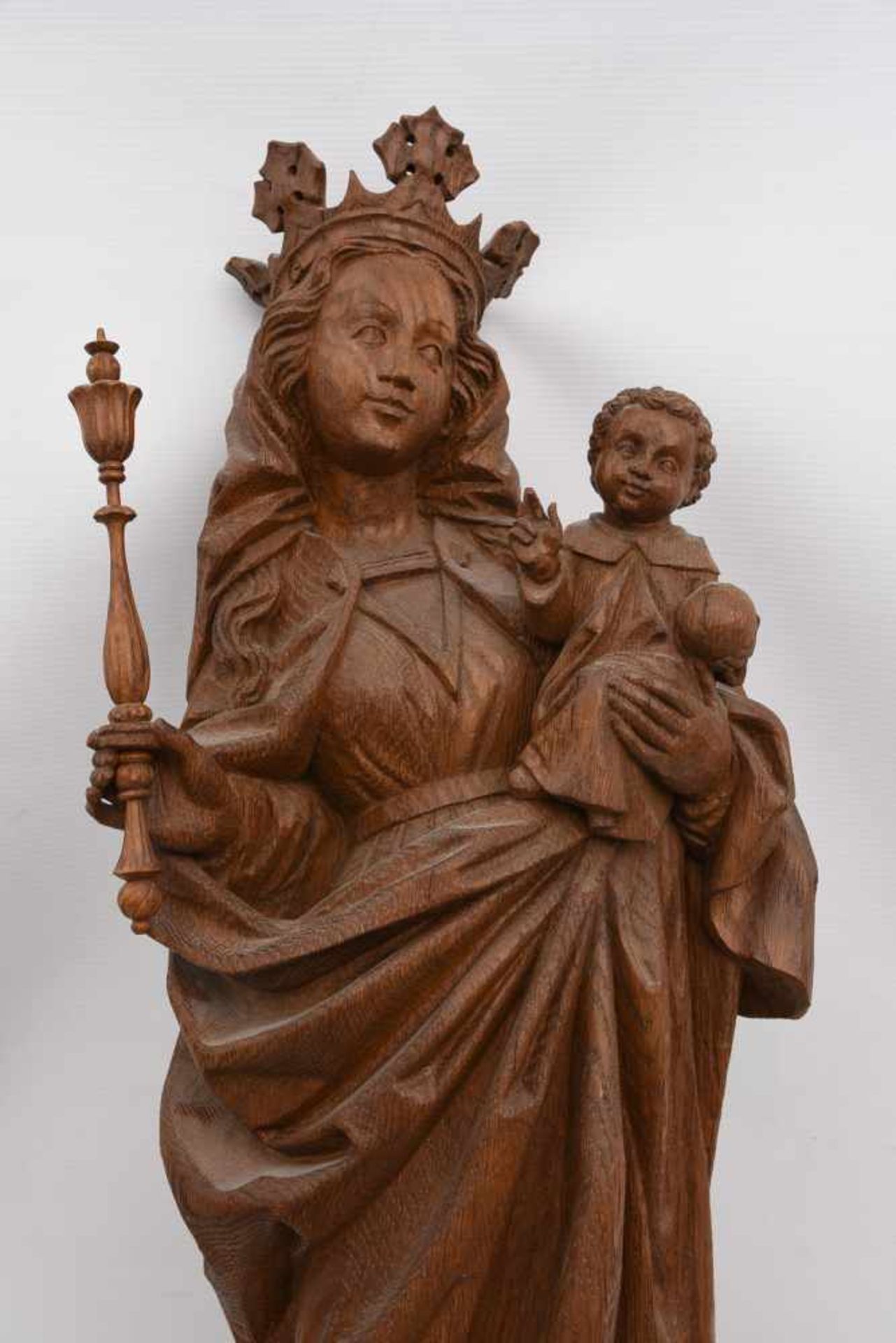 KONSOLFIGUR "MADONNA" beschnitztes Holz, monogrammiert, Deutschland 20. Jahrhundert Rückseitig - Bild 2 aus 4