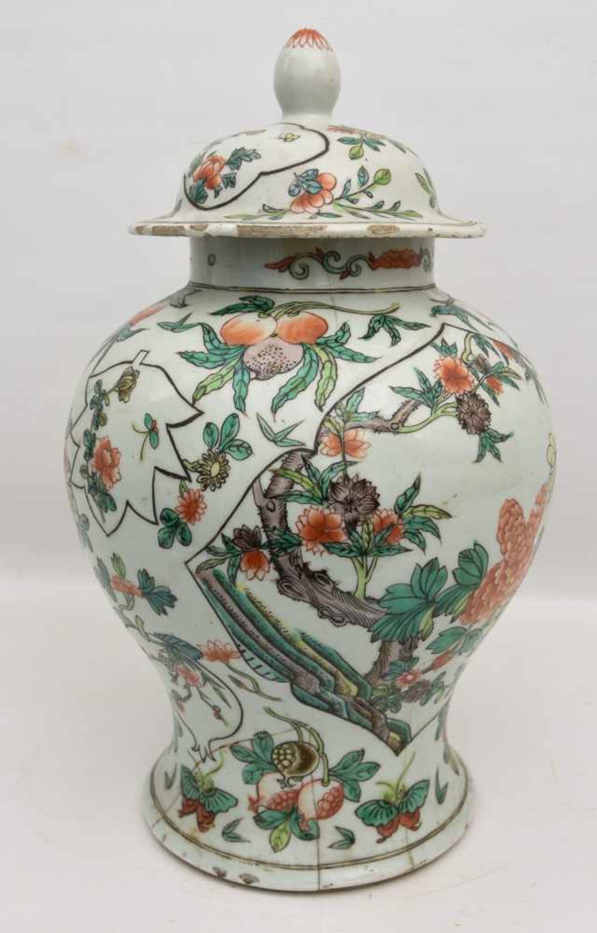 DECKELVASE, Porzellan handbemalt, China ca. 18. Jahrhundert Höhe mit Deckel: 46 cm, Durchmesser: - Bild 8 aus 15