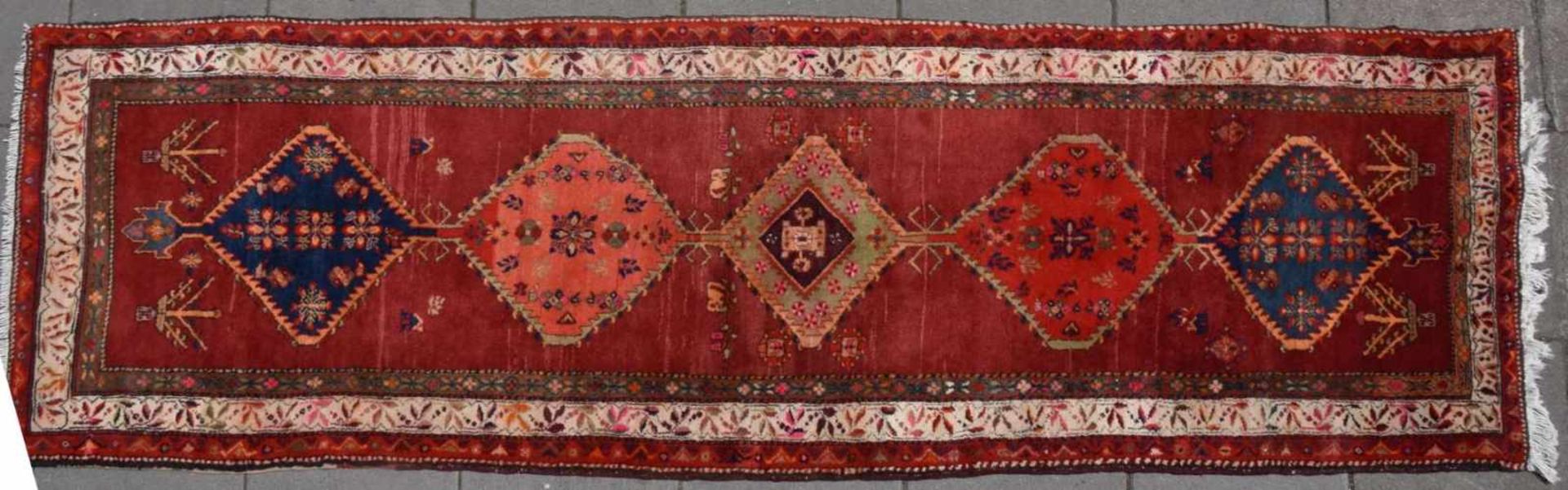 TEPPICH LÄUFER, Wolle, Iran 20. Jahrhundert Maße: 355 x 108 cm. Altersspuren. Gebrauchsspuren