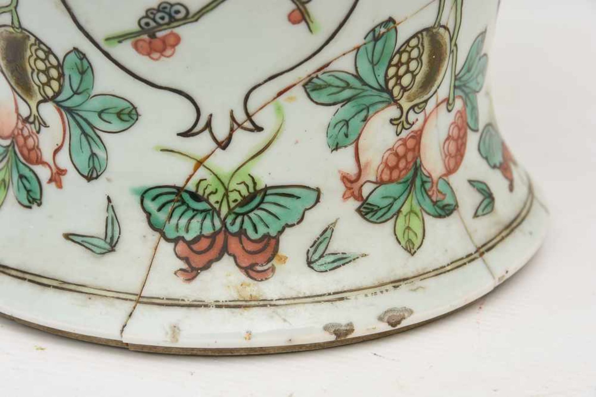 DECKELVASE, Porzellan handbemalt, China ca. 18. Jahrhundert Höhe mit Deckel: 46 cm, Durchmesser: - Image 14 of 15