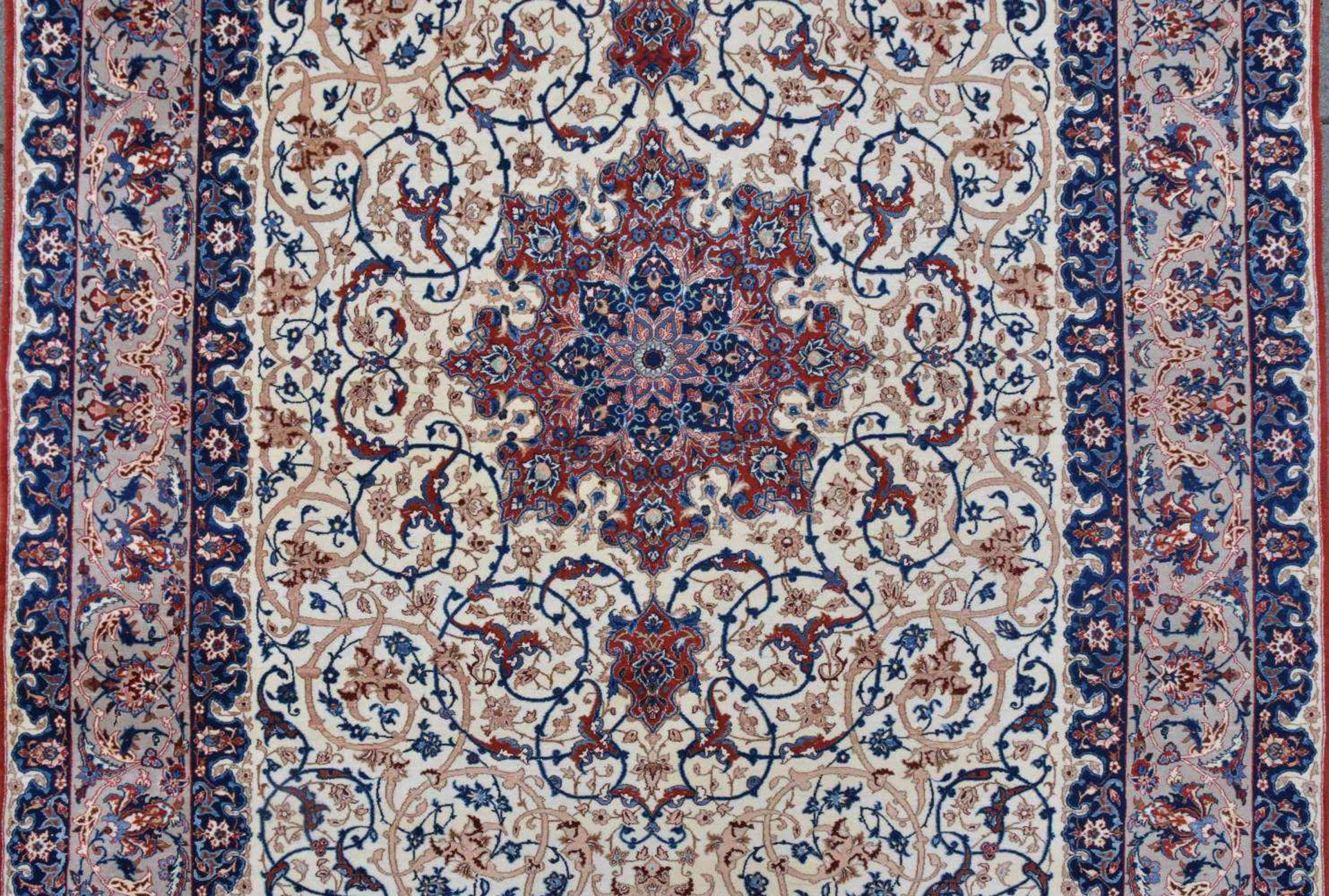 ISFAHAN, Dastur Sadegh Serafian, Seide, signiert, Zentraliran 20. Jahrhundert Maße: 228 x 148 cm. - Image 10 of 14