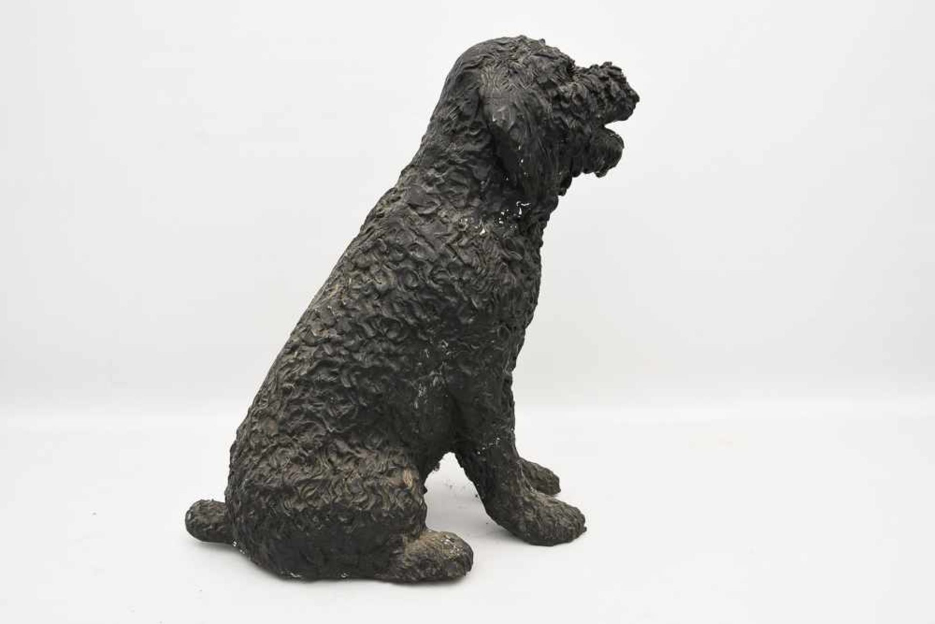 "WASSERHUND", Bronze patiniert, 20. Jahrhundert Sitzender Hund. Länge: 105 cm, Breite; 36 cm. - Bild 5 aus 9