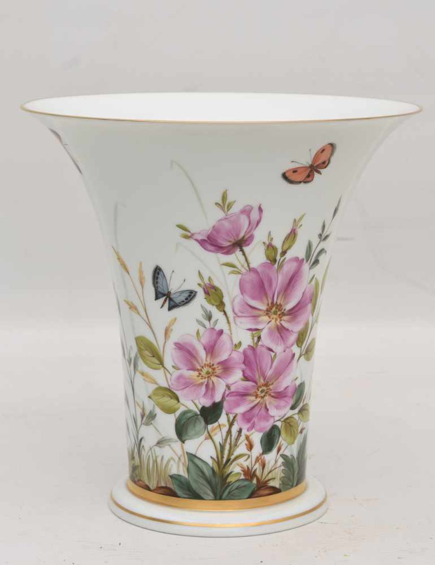 LUDWIGSBURG PORZELLAN VASE, Kraterform, handbemalt glasiert, goldstaffiert, gemarkt, 20. Jahrhundert