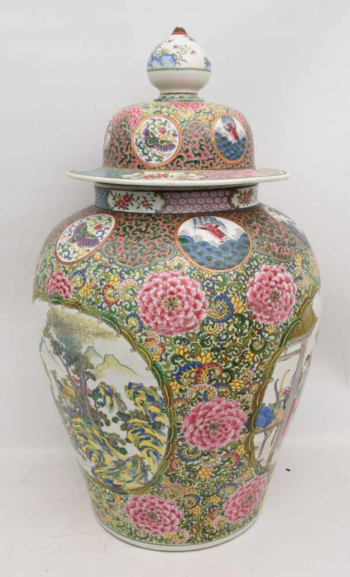 GROSSE DECKELVASE, bemaltes glasiertes Porzellan, China 19. Jahrhundert Vase mit reicher - Bild 6 aus 11