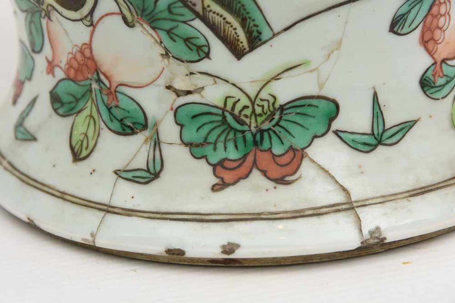 DECKELVASE, Porzellan handbemalt, China ca. 18. Jahrhundert Höhe mit Deckel: 46 cm, Durchmesser: - Image 13 of 15