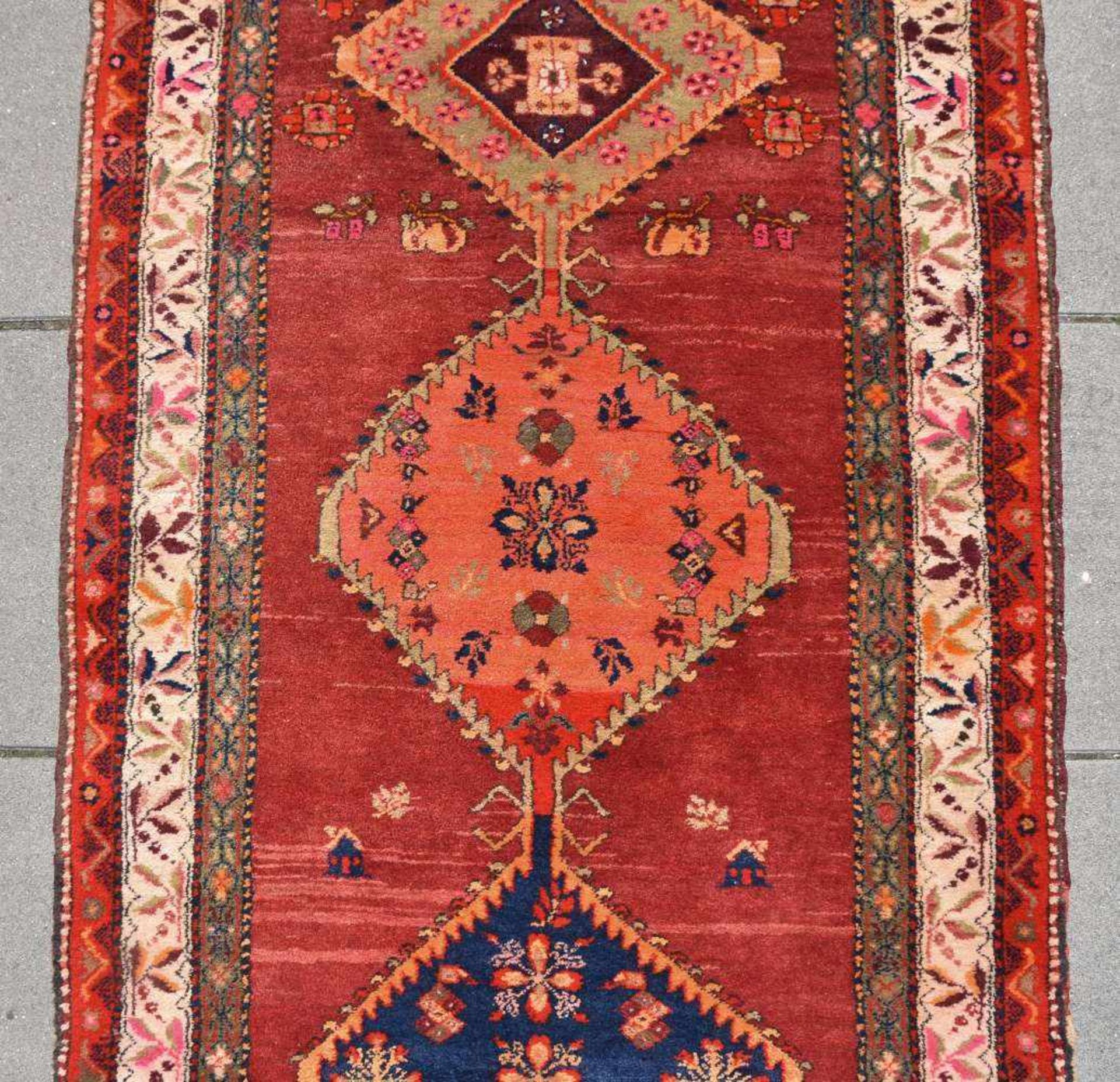 TEPPICH LÄUFER, Wolle, Iran 20. Jahrhundert Maße: 355 x 108 cm. Altersspuren. Gebrauchsspuren - Bild 3 aus 8