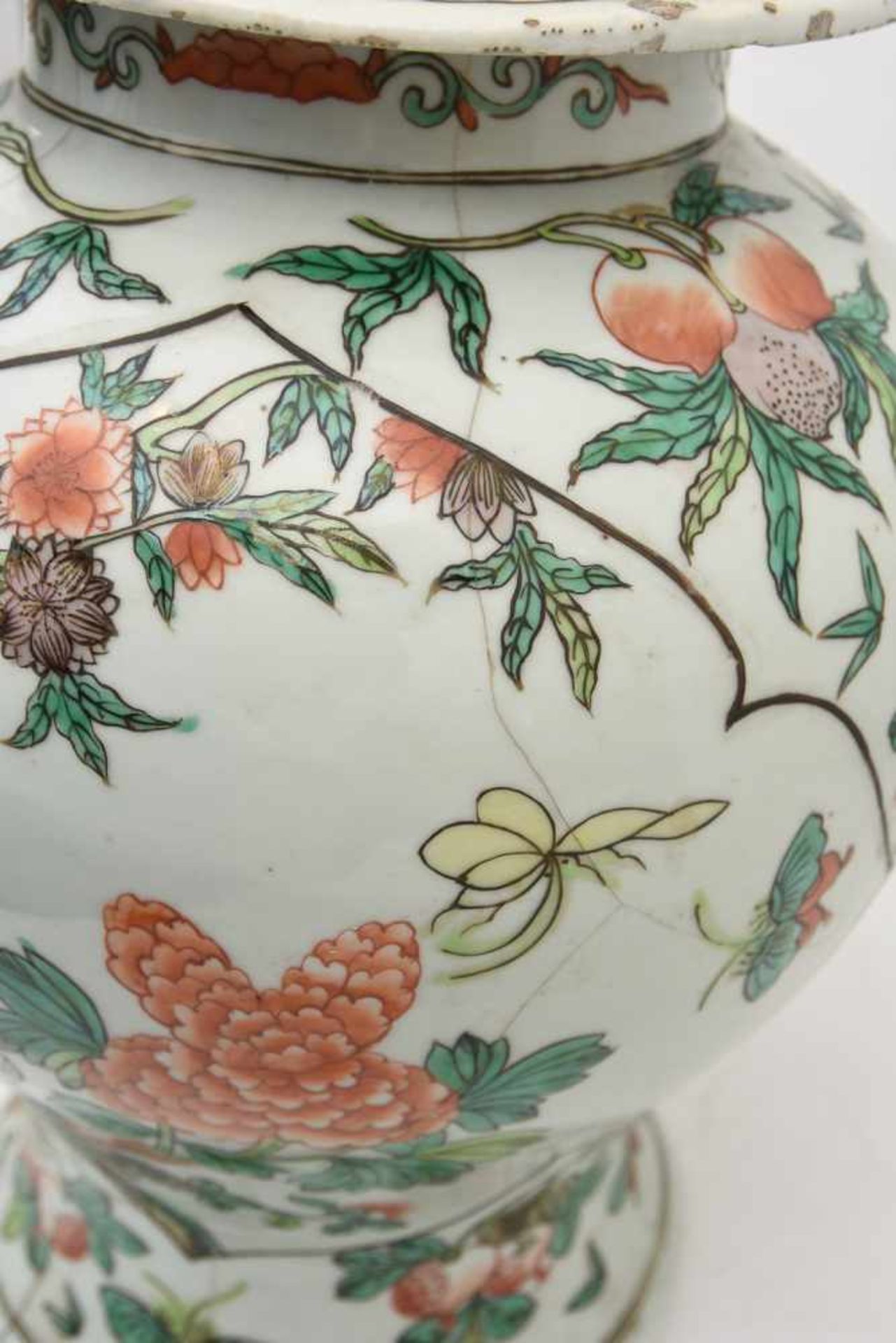 DECKELVASE, Porzellan handbemalt, China ca. 18. Jahrhundert Höhe mit Deckel: 46 cm, Durchmesser: - Image 15 of 15