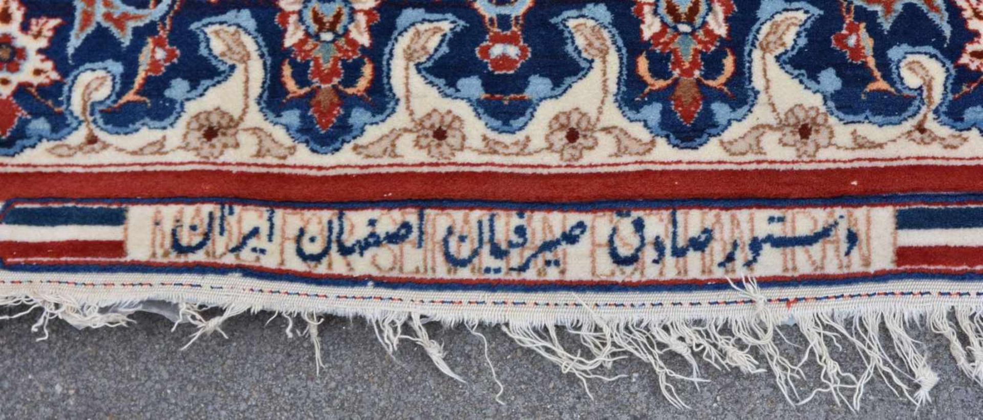 ISFAHAN, Dastur Sadegh Serafian, Seide, signiert, Zentraliran 20. Jahrhundert Maße: 228 x 148 cm. - Image 12 of 14