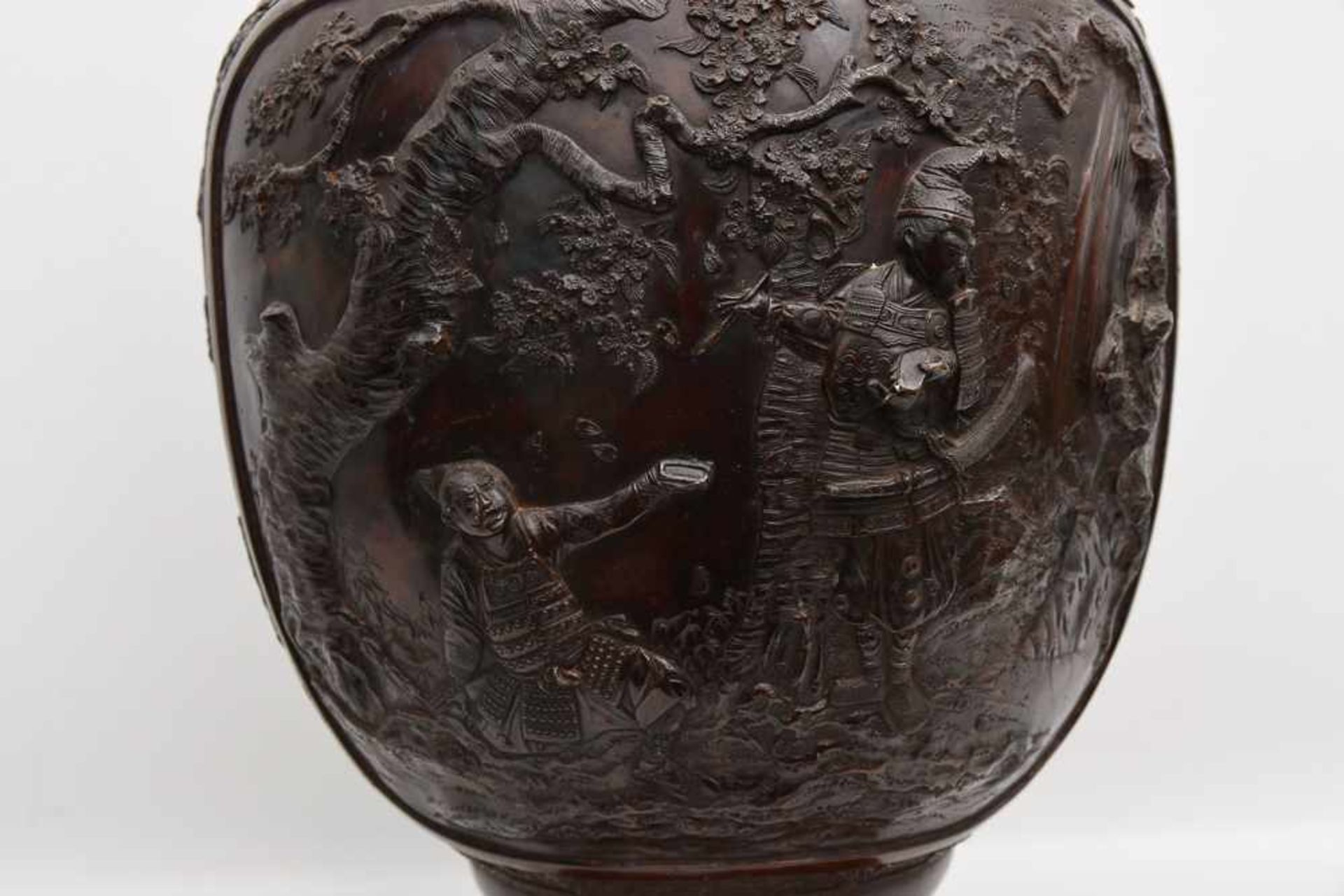BRONZEVASE, reliefierte ziselierte Bronze, China um 1900 Mit floralen Darstellungen und typisch - Image 9 of 12