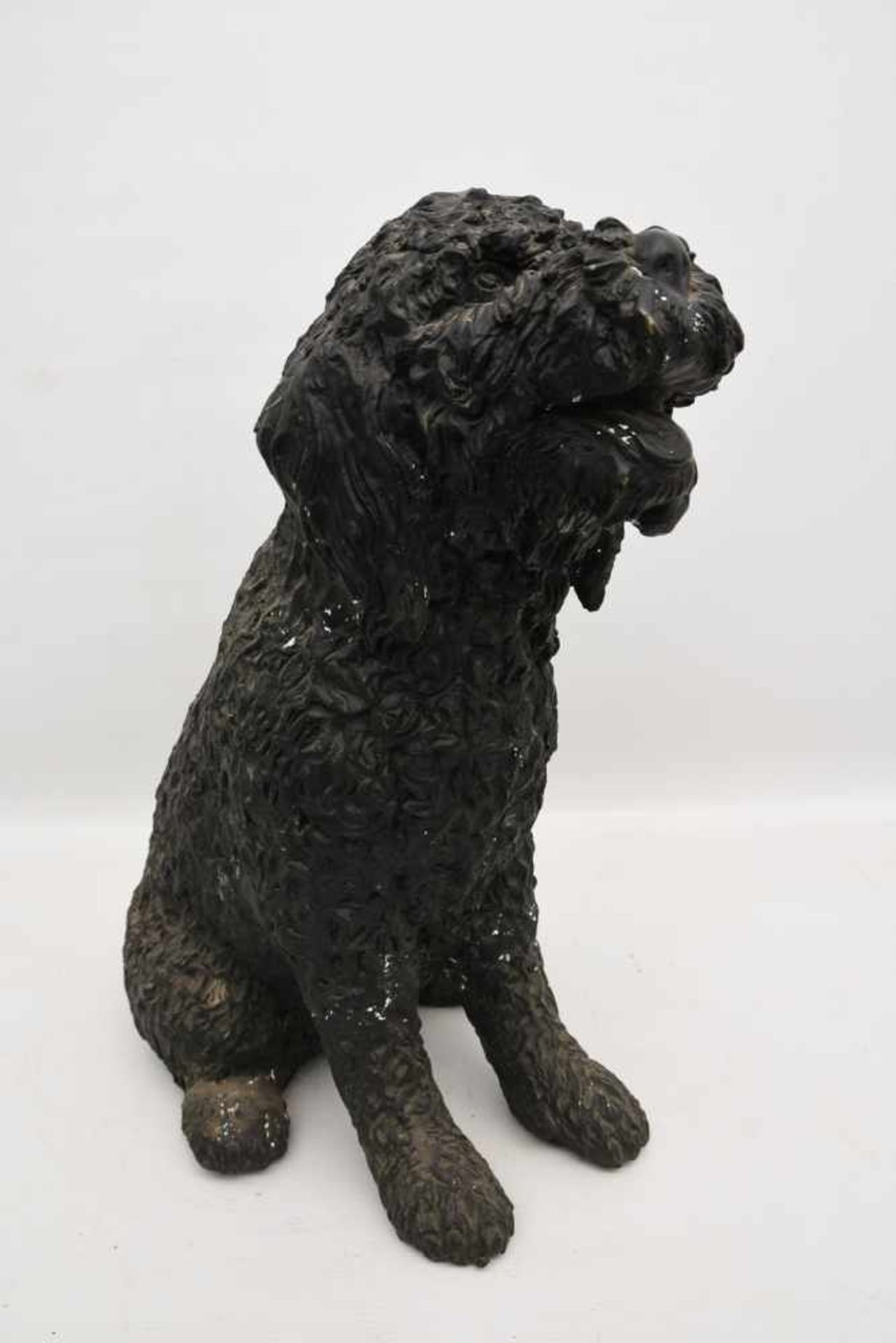 "WASSERHUND", Bronze patiniert, 20. Jahrhundert Sitzender Hund. Länge: 105 cm, Breite; 36 cm. - Bild 6 aus 9