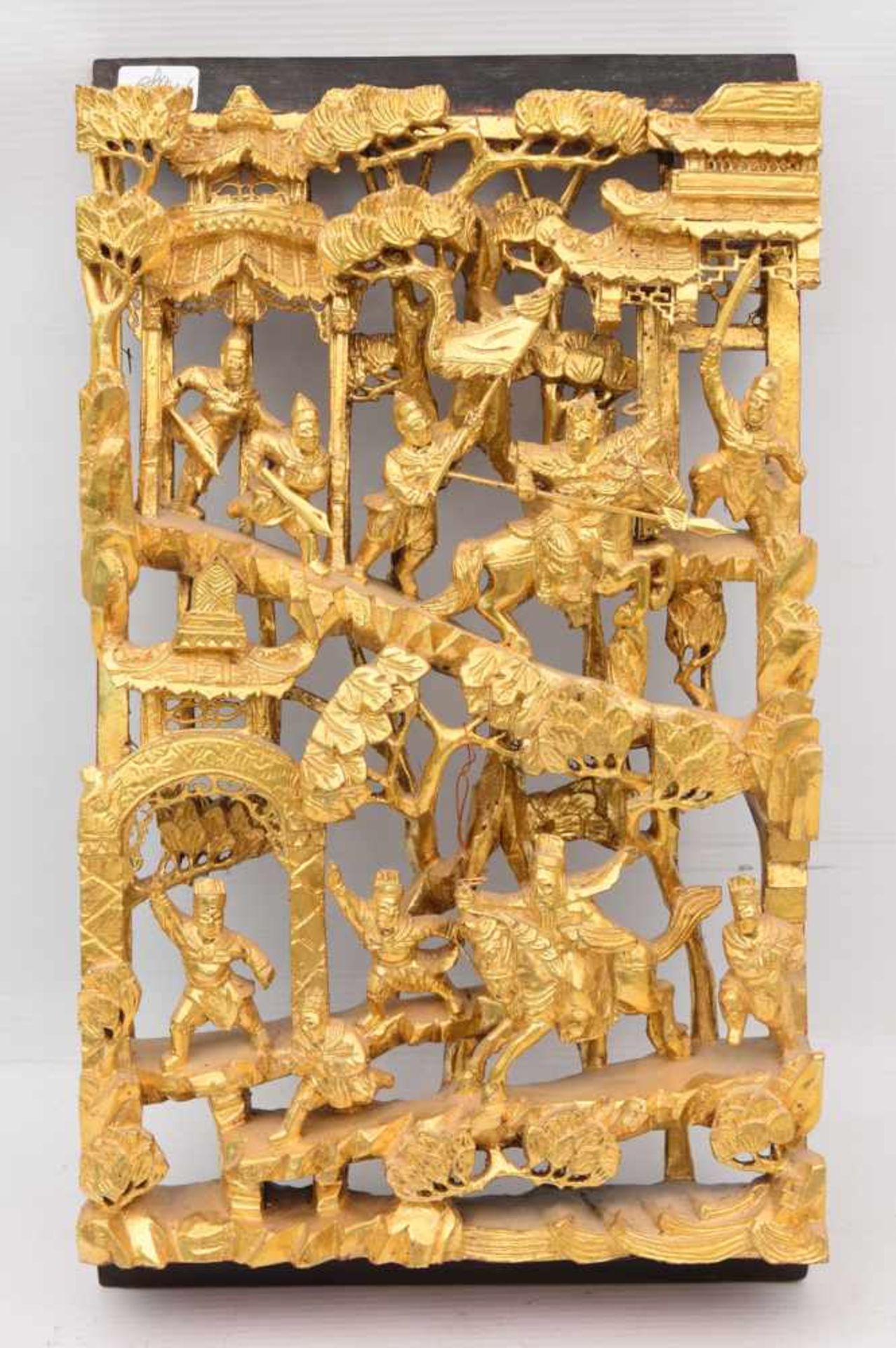 WANDBILD, Holz beschnitzt, Rotlack/Blattgold, China Mitte 20. Jahrhundert Mit Blattgold getriebenes,