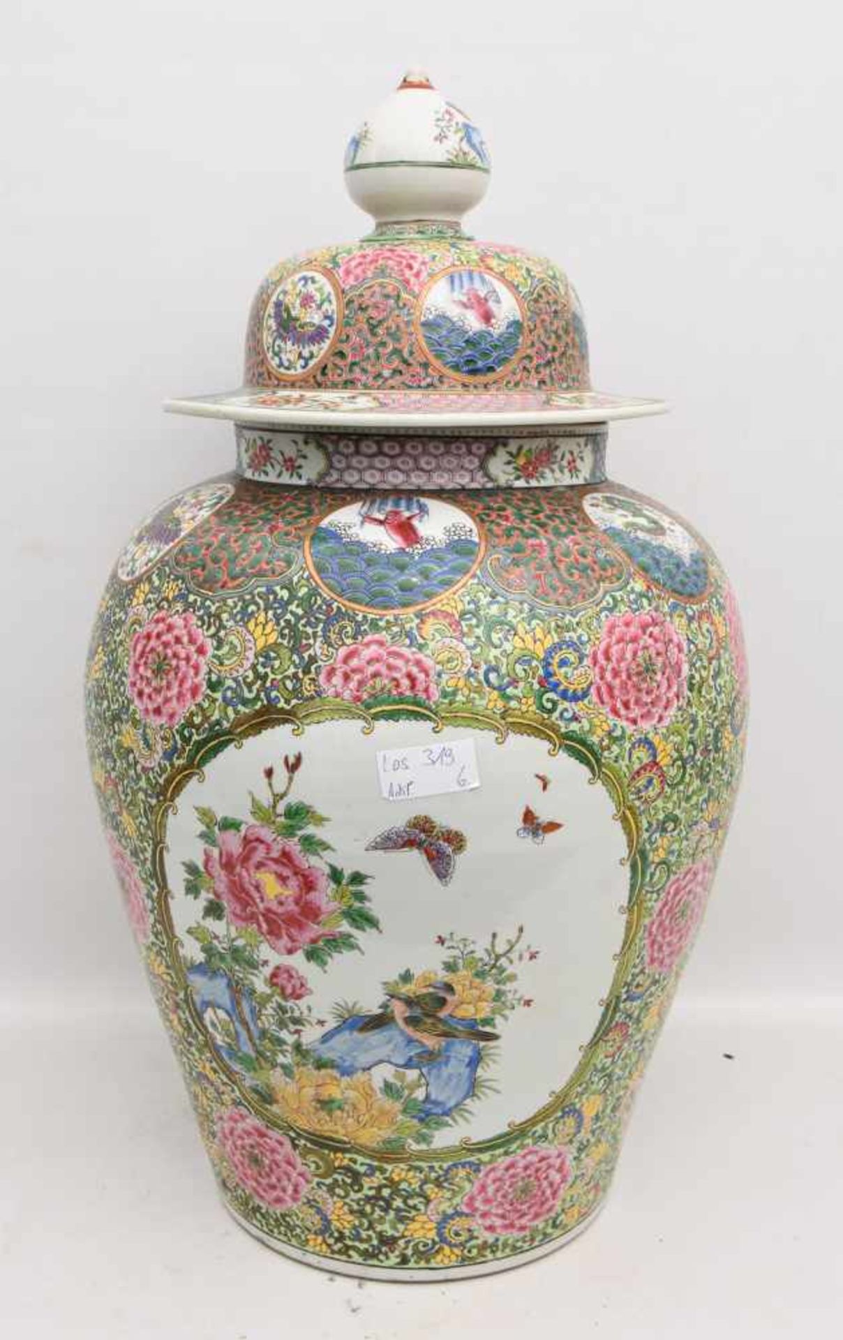 GROSSE DECKELVASE, bemaltes glasiertes Porzellan, China 19. Jahrhundert Vase mit reicher