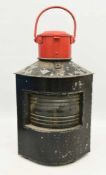 BAHN- SIGNALLATERNE, bemaltes Blech/Glas/Messing, um 1900 Mit Petroleum befüllbare Signallampe für