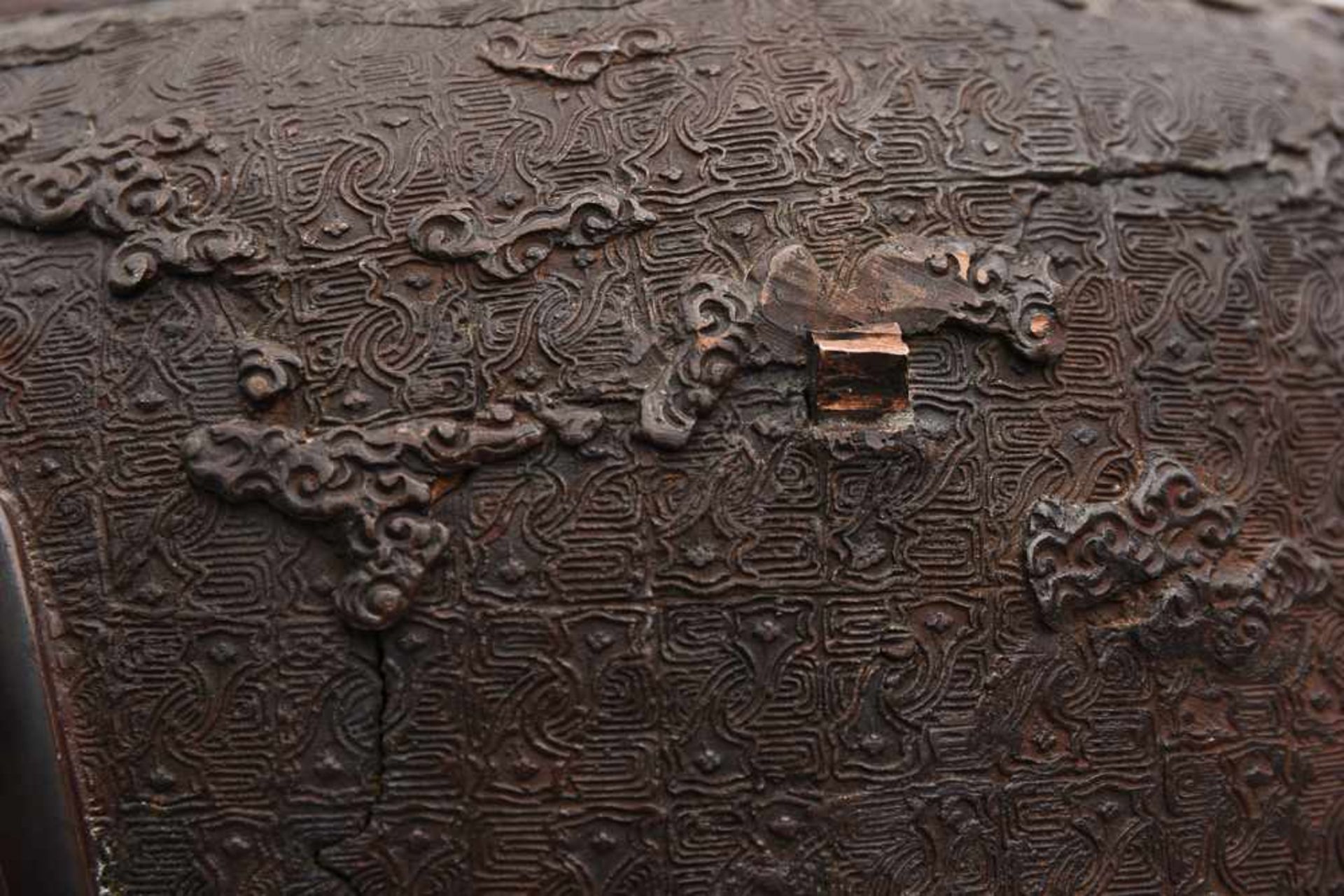 BRONZEVASE, reliefierte ziselierte Bronze, China um 1900 Mit floralen Darstellungen und typisch - Bild 7 aus 12