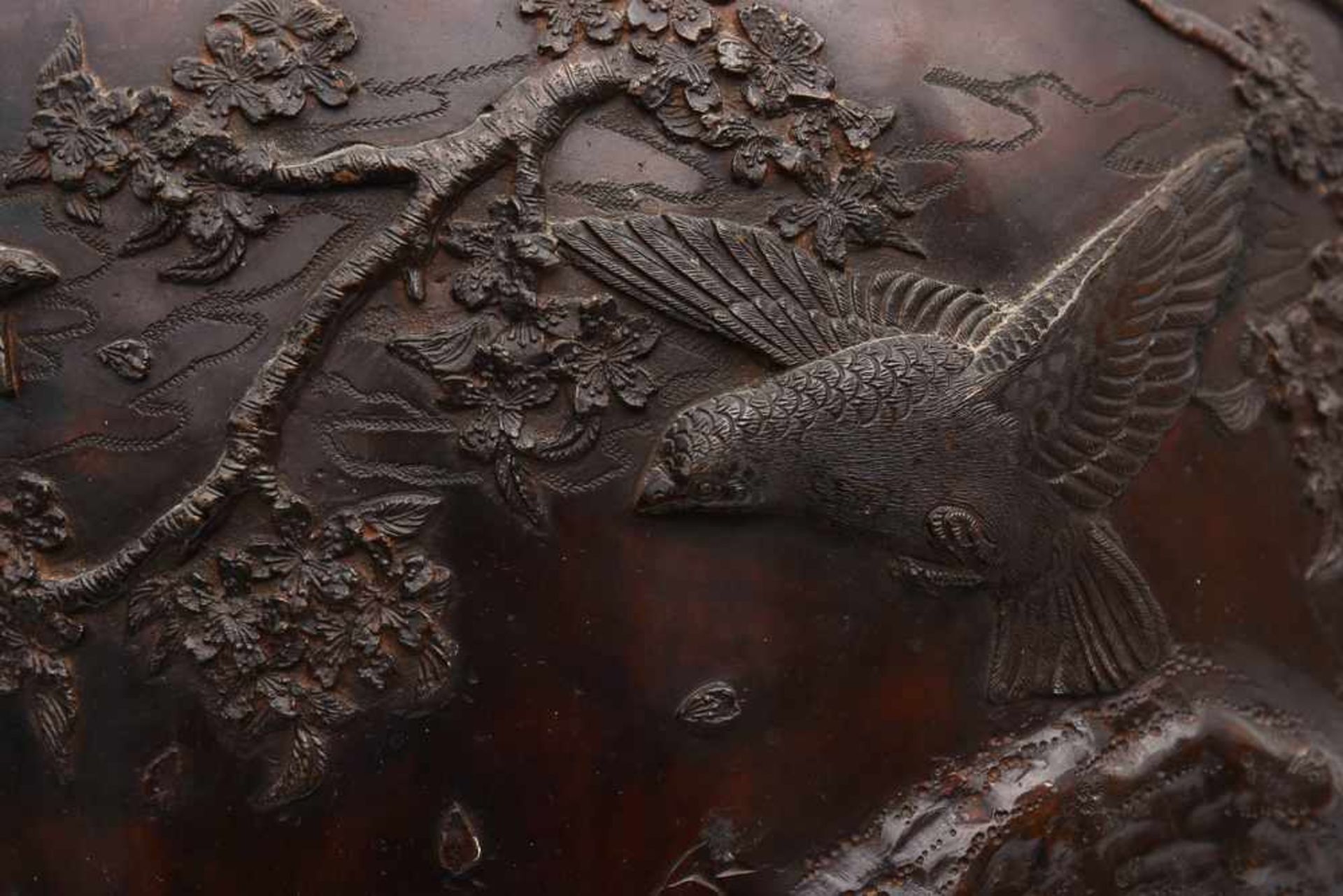 BRONZEVASE, reliefierte ziselierte Bronze, China um 1900 Mit floralen Darstellungen und typisch - Image 5 of 12