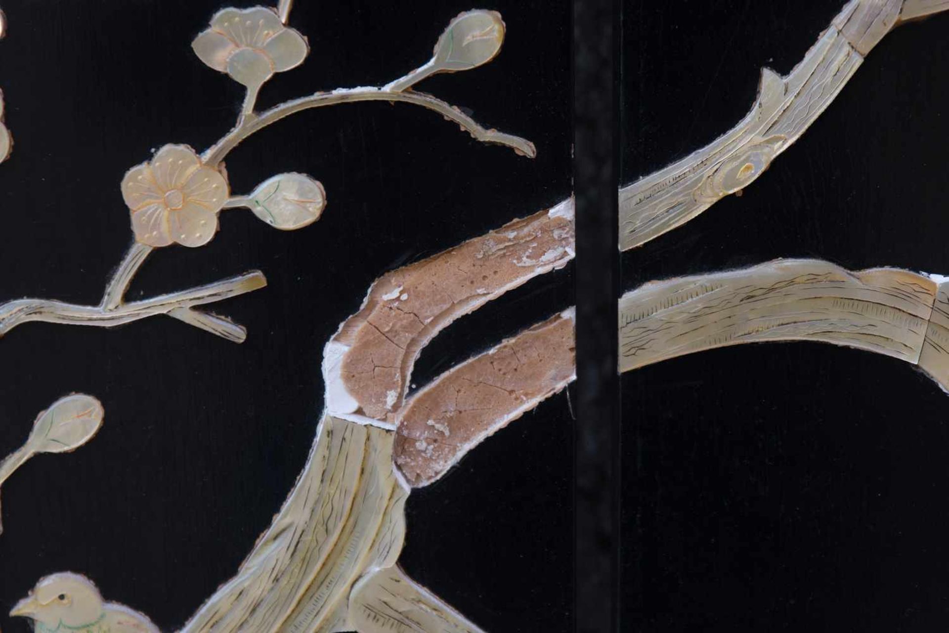 PARAVANT 1, Holz/Perlmutt, China frühes 20. Jahrhundert Paravant mit Vogel- Motiven in Perlmutt - Image 2 of 3