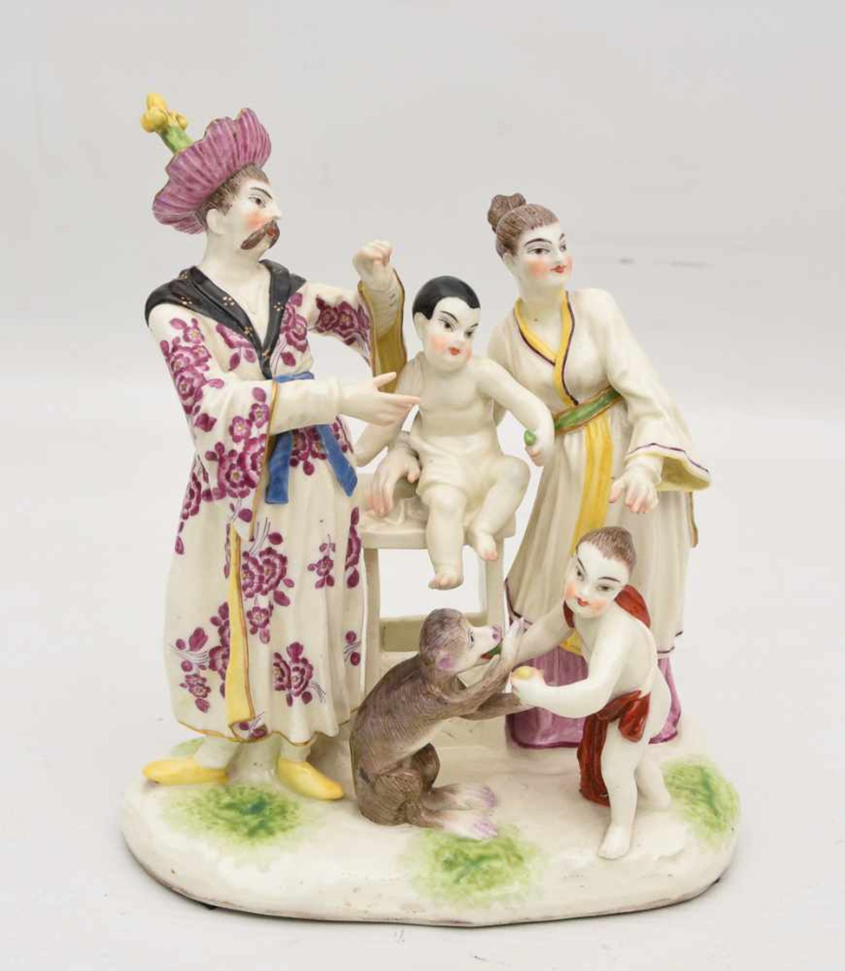 FIGURENGRUPPE "CHINESISCHE FAMILIE", polychrom bemaltes glasiertes Porzellan nach Meissen-Modell