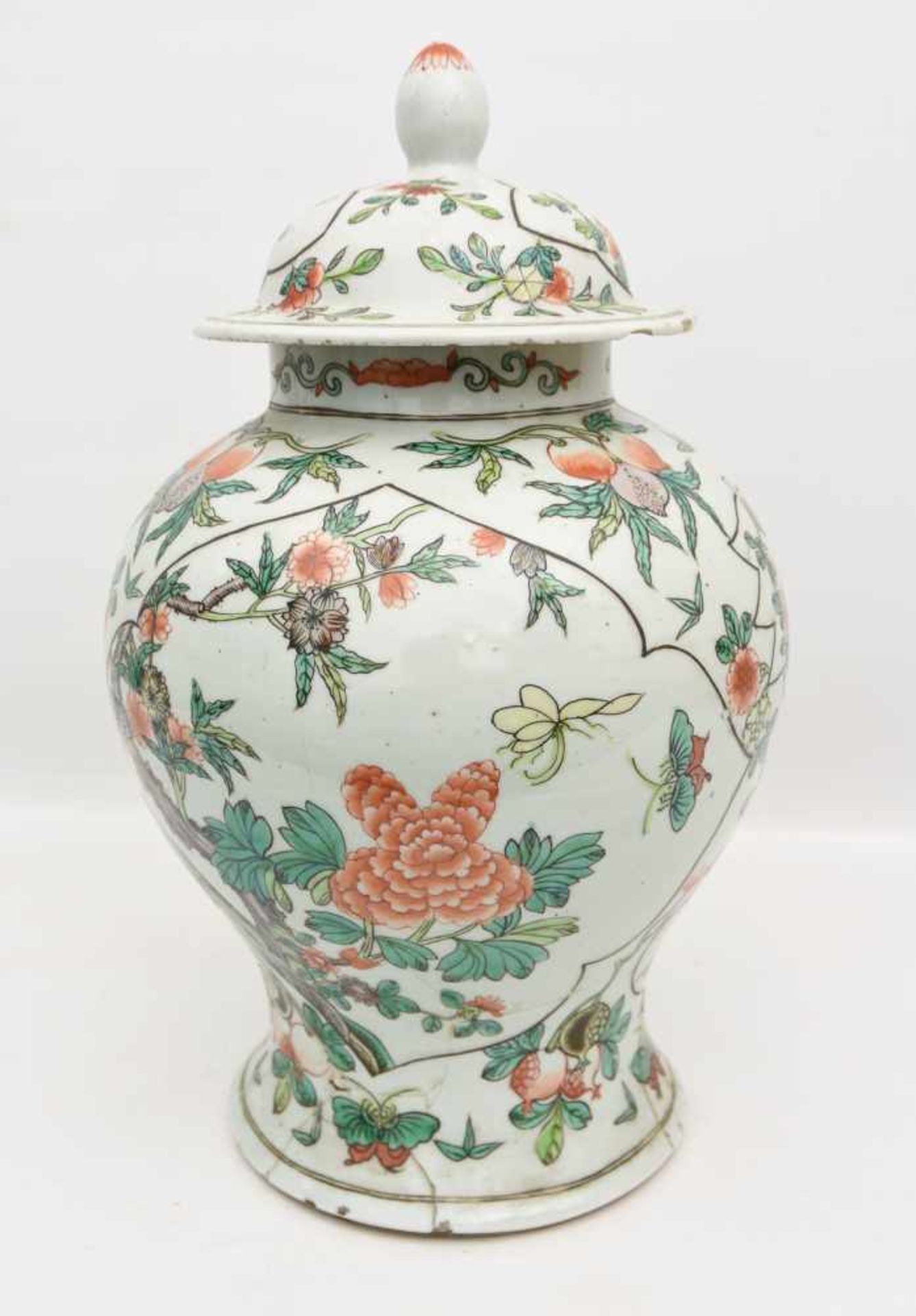 DECKELVASE, Porzellan handbemalt, China ca. 18. Jahrhundert Höhe mit Deckel: 46 cm, Durchmesser: - Image 12 of 15