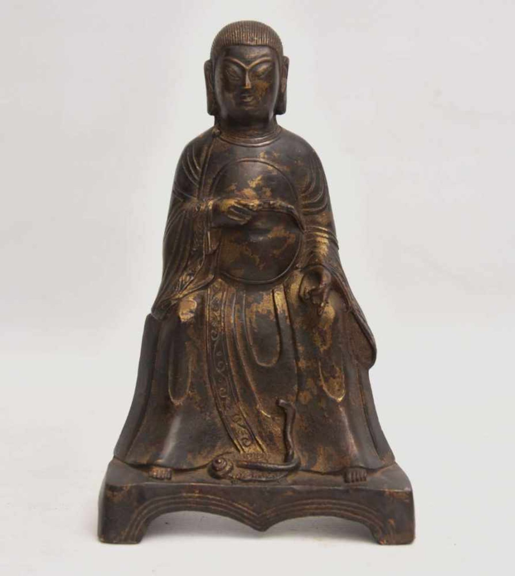 "HOFBEAMTER", Statuette mit Blattgold, China , späte- Ming-Dynastie Höhe. 25 cm. Altersspuren,