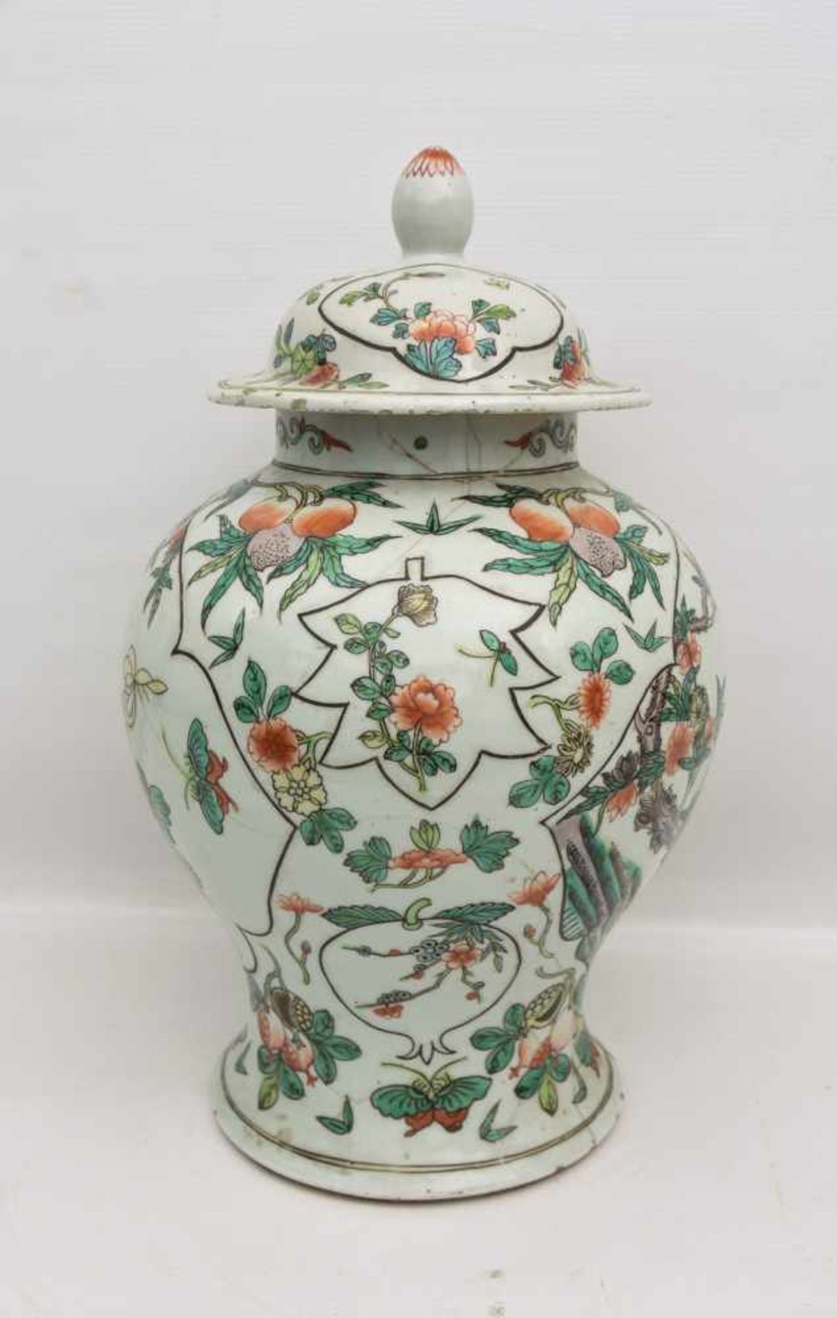 DECKELVASE, Porzellan handbemalt, China ca. 18. Jahrhundert Höhe mit Deckel: 46 cm, Durchmesser: - Bild 10 aus 15