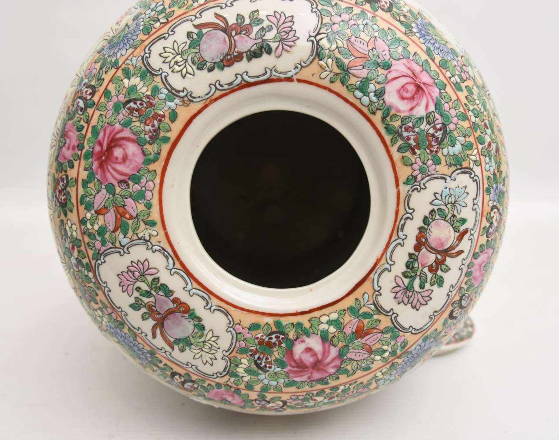 VASE FAMILLE ROSE", China 20. bemaltes Porzellan, gemarkt, Anfang 20. Jahrhundert Mit roter - Image 3 of 6