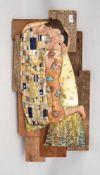 "DER KUSS", bemaltes Holzrelief, Allgäu 20. Jahrhundert In Anlehnung an Gustav Klimts Gemälde "Der