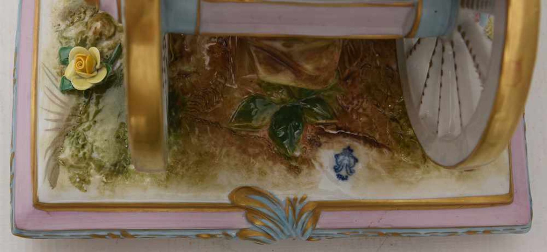 VOLKSTEDTER PORZELLANMANUFAKTUR: PRUNKKUTSCHE, bemaltes glasiertes goldstaffiertes Porzellan, 2. - Bild 12 aus 31