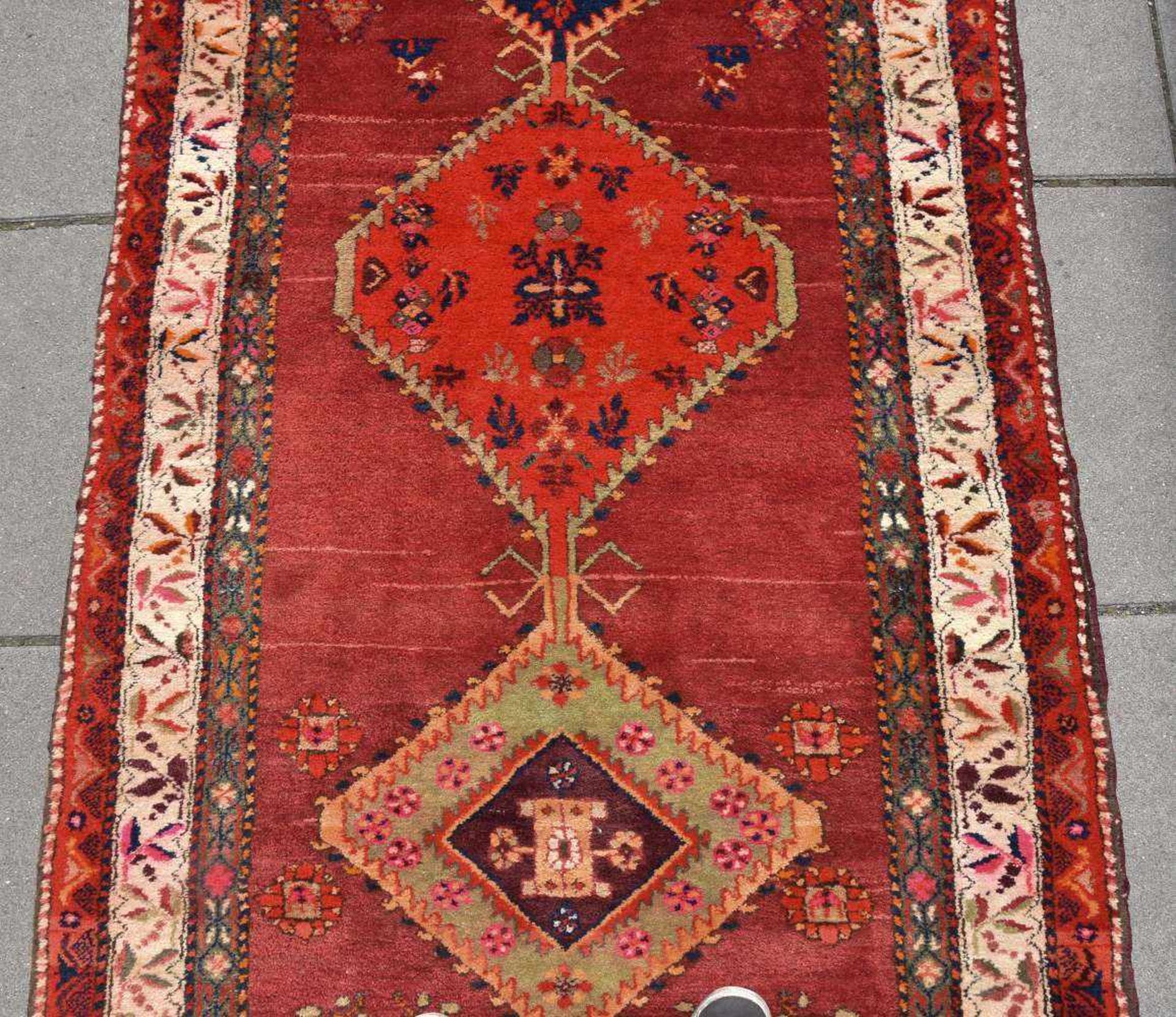 TEPPICH LÄUFER, Wolle, Iran 20. Jahrhundert Maße: 355 x 108 cm. Altersspuren. Gebrauchsspuren - Bild 4 aus 8