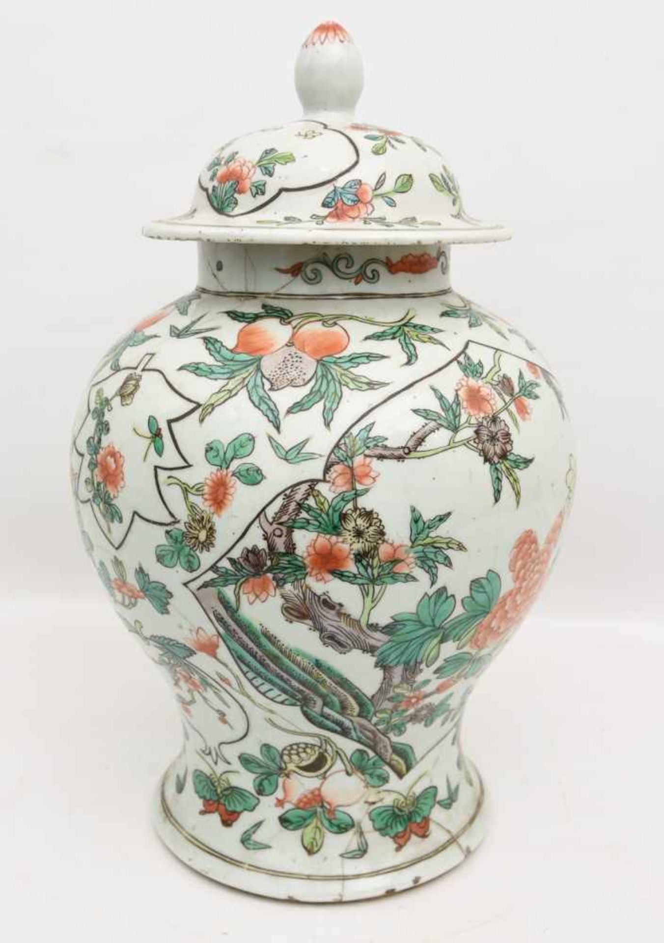 DECKELVASE, Porzellan handbemalt, China ca. 18. Jahrhundert Höhe mit Deckel: 46 cm, Durchmesser: - Bild 11 aus 15