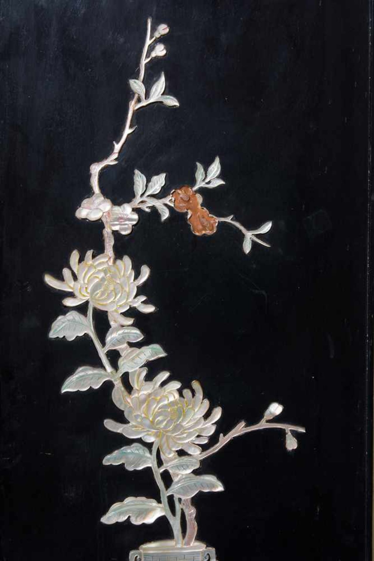 PARAVANT 2, Holz/Perlmutt, China Mitte 20. Jahrhundert, Schwarzer Paravant mit in Perlmutt - Bild 3 aus 4