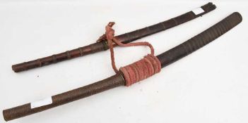 ZWEI KATANAS, Eisen/Holz/Leder, Japan 19. Jahrhundert Gesamtlänge: 78 cm/77 cm, Grifflänge: 30 cm/
