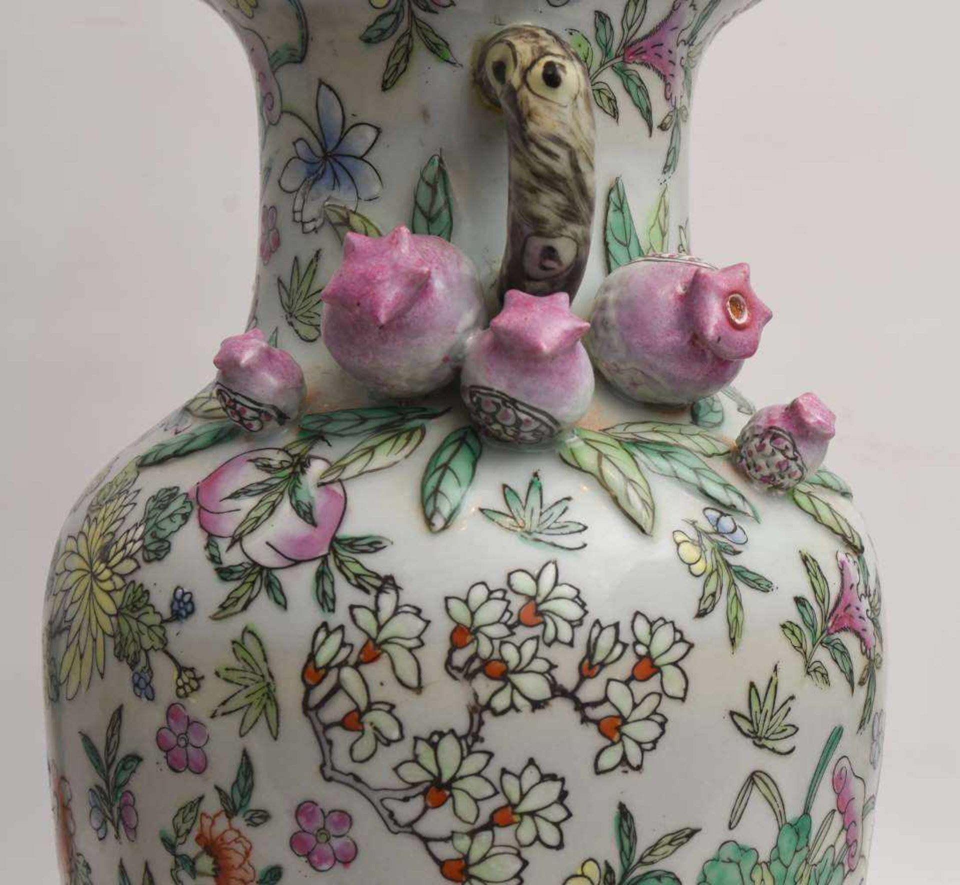 VASE "GRANATAPFELBLÜTE",bemaltes Porzellan, gemarkt, China 1. Hälfte 20. Jahrhundert Vase gestempelt - Image 5 of 5