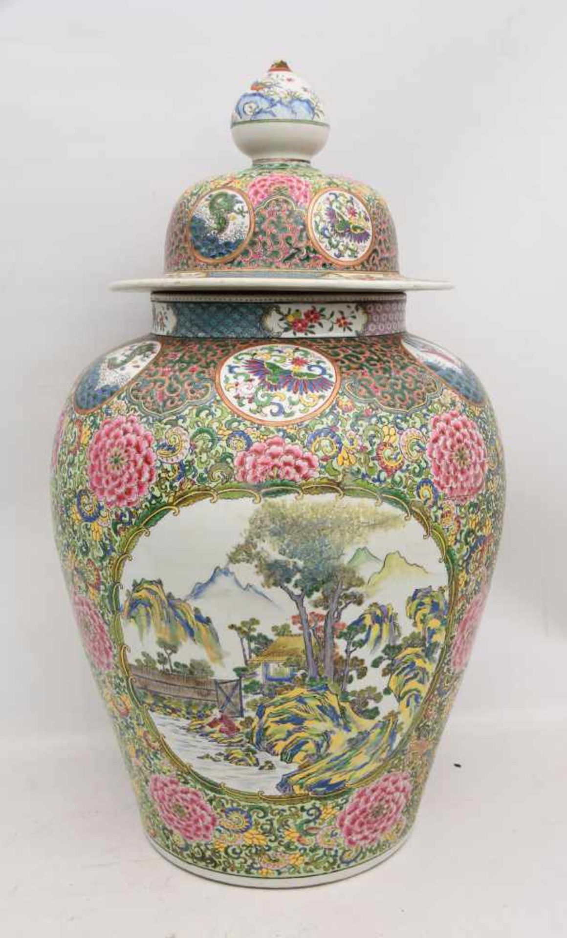 GROSSE DECKELVASE, bemaltes glasiertes Porzellan, China 19. Jahrhundert Vase mit reicher - Image 7 of 11