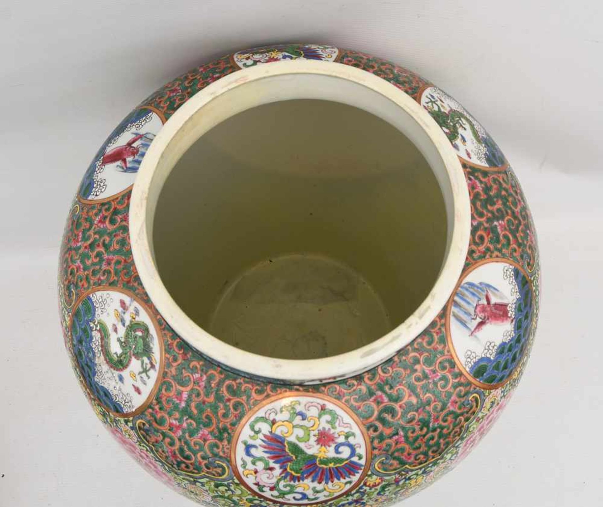 GROSSE DECKELVASE, bemaltes glasiertes Porzellan, China 19. Jahrhundert Vase mit reicher - Bild 9 aus 11