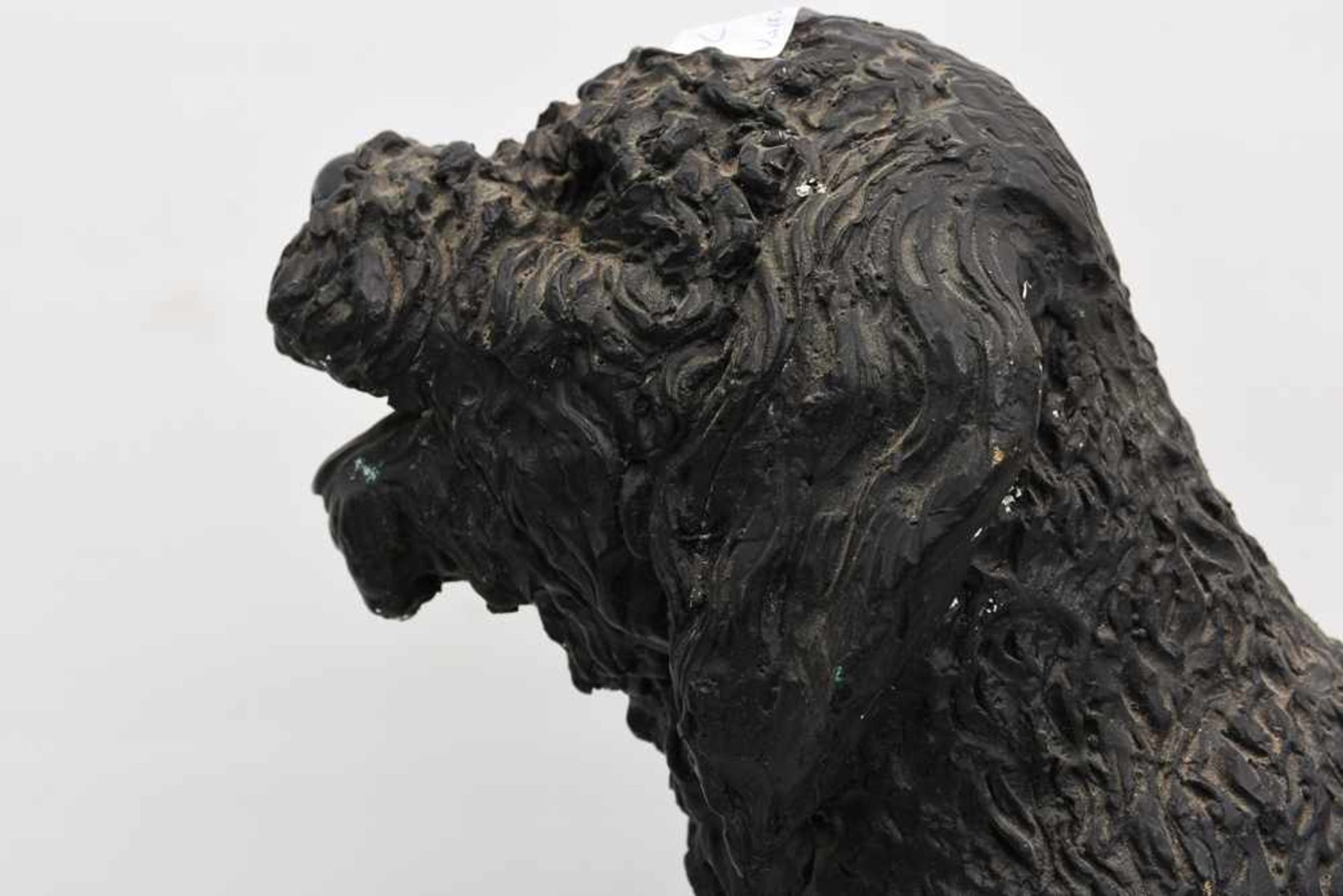 "WASSERHUND", Bronze patiniert, 20. Jahrhundert Sitzender Hund. Länge: 105 cm, Breite; 36 cm. - Bild 3 aus 9