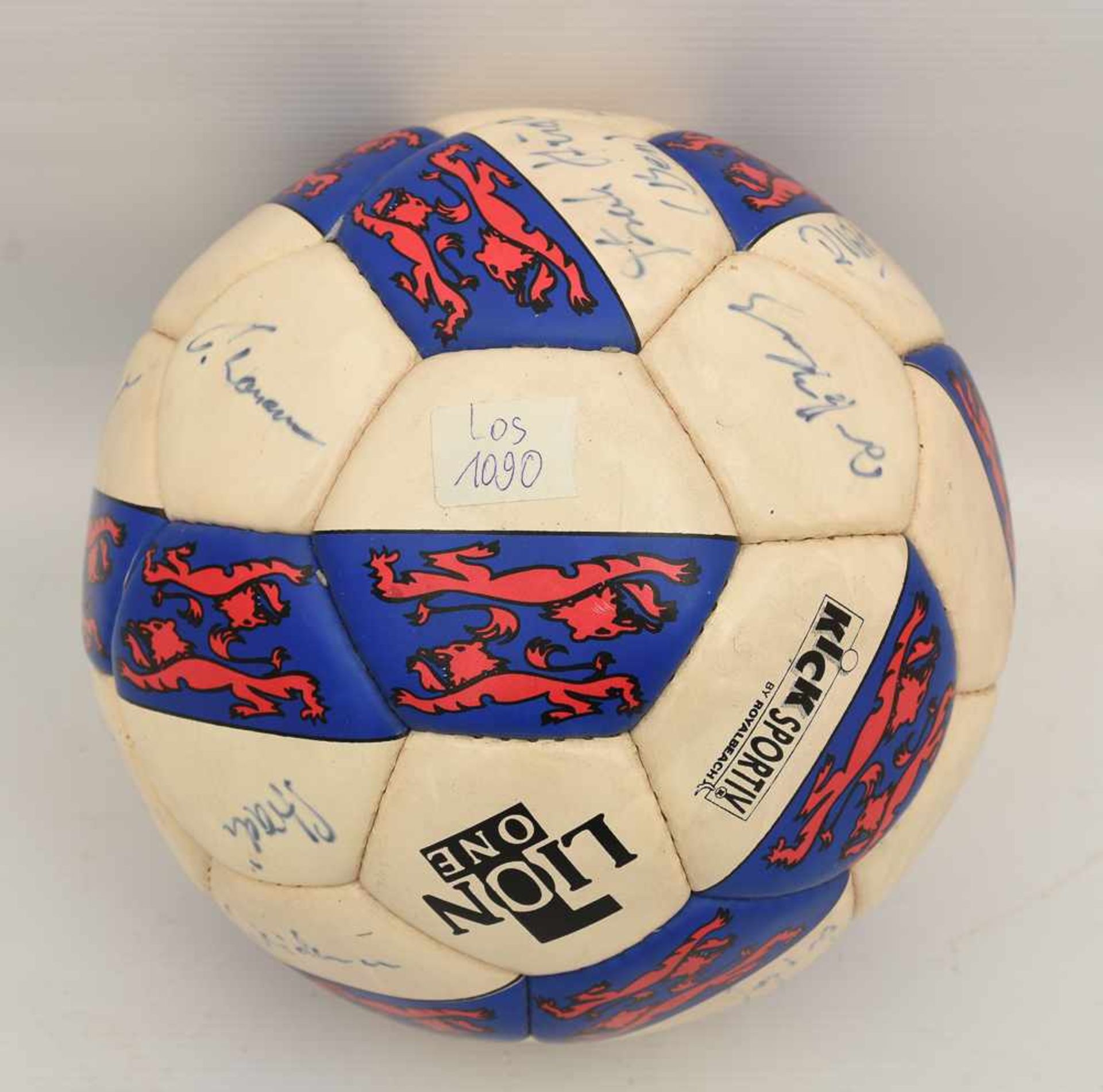 SIGNIERTER BALL "WALDAU POKAL 1994", 1994 Mit zahlreichen Unterschriften. Bespielt. Altersspuren.