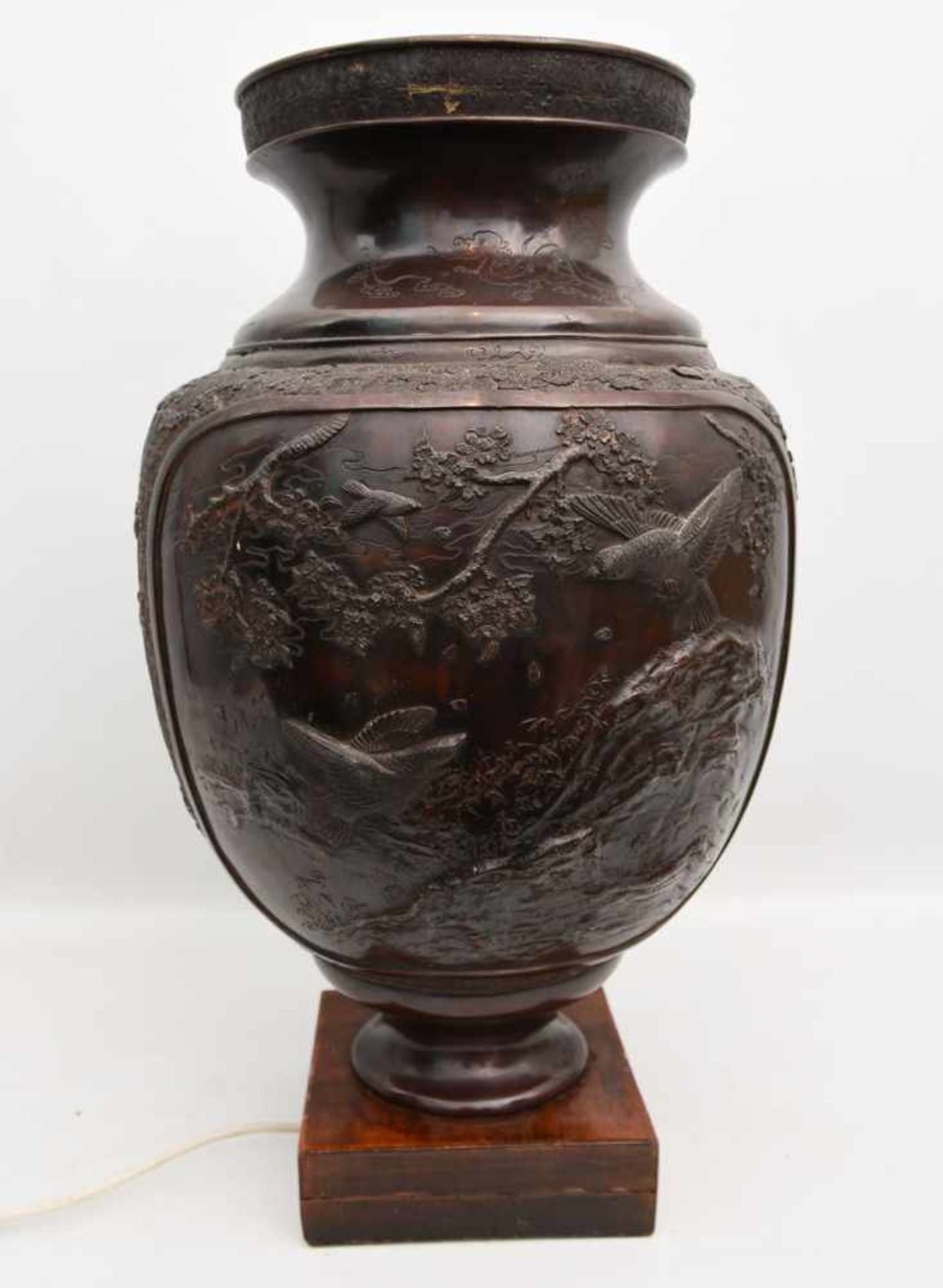 BRONZEVASE, reliefierte ziselierte Bronze, China um 1900 Mit floralen Darstellungen und typisch