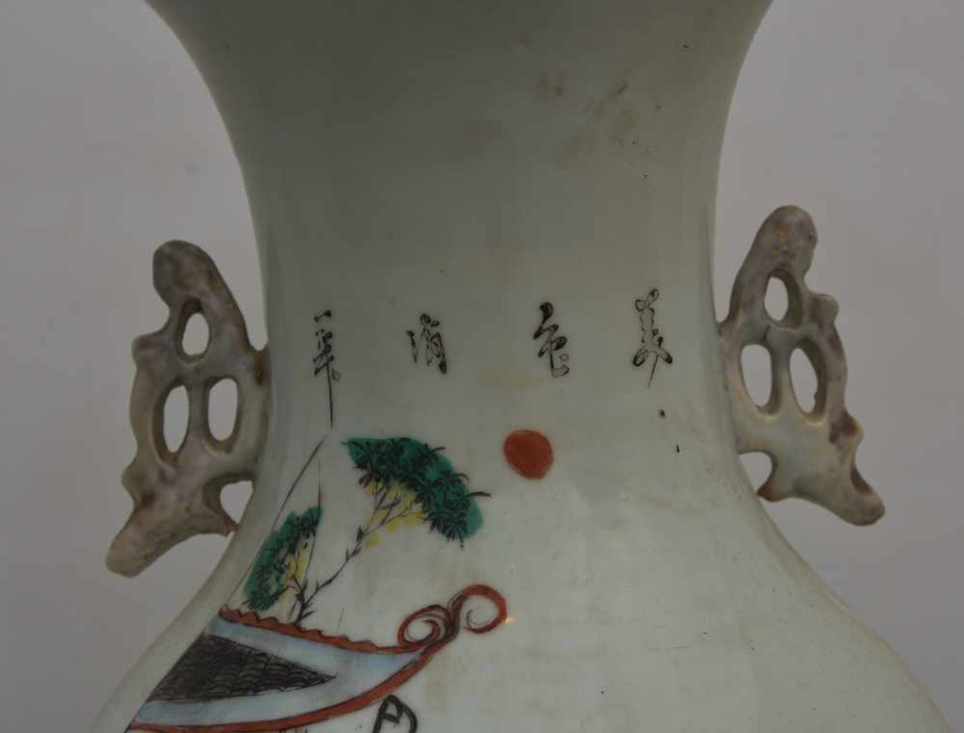 CHINESISCHE TRICHTERVASE, bemalt und glasiert, Porzellan, Quing Dynastie Bodenseitig bezeichnet: - Image 2 of 9
