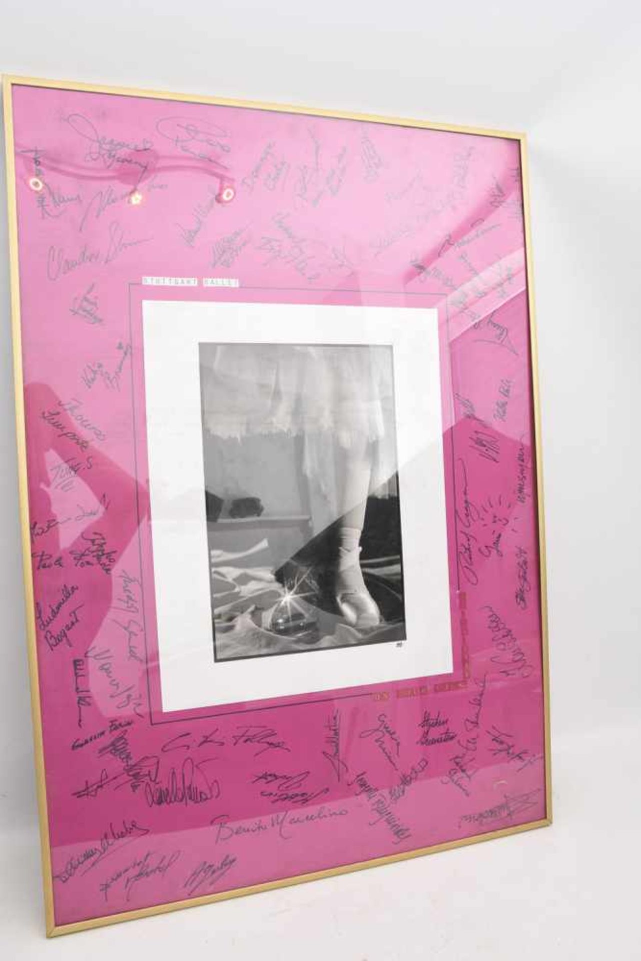 AUTOGRAMM-BILD "STUTTGART BALLET", hinter Glas gerahmt, signiert,1990 Mit zahlreichen Autogrammen - Bild 2 aus 6