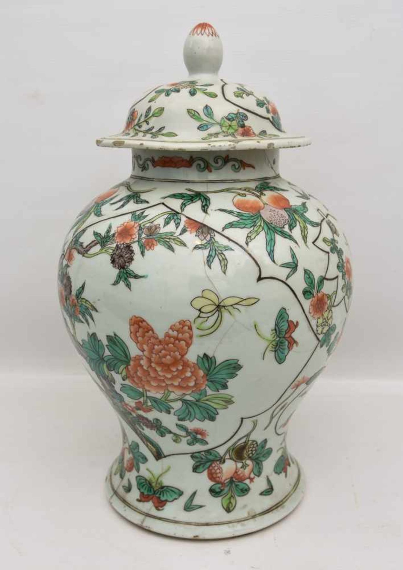 DECKELVASE, Porzellan handbemalt, China ca. 18. Jahrhundert Höhe mit Deckel: 46 cm, Durchmesser: - Bild 9 aus 15