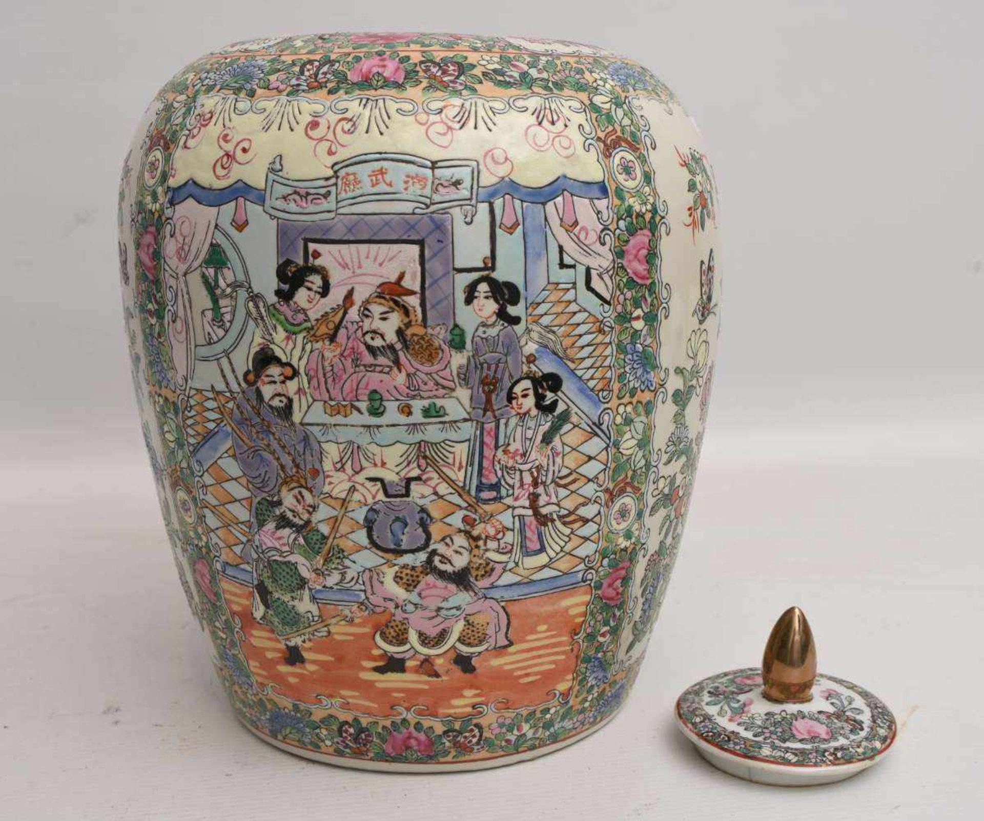 VASE FAMILLE ROSE", China 20. bemaltes Porzellan, gemarkt, Anfang 20. Jahrhundert Mit roter
